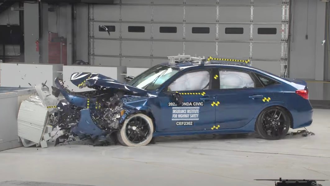 IIHS nustato, kad mažuose automobiliuose reikia pagerinti galinių sėdynių saugumą