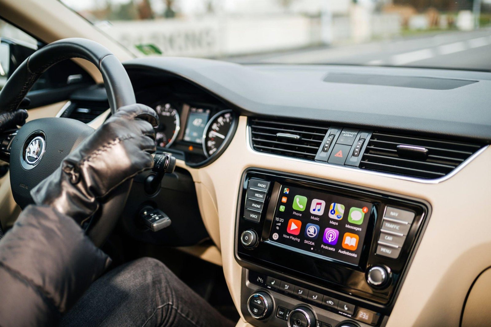 „Apple CarPlay“ WWDC įgyja „SharePlay“ technologiją, skirtą sklandžiai kelionių muzikai