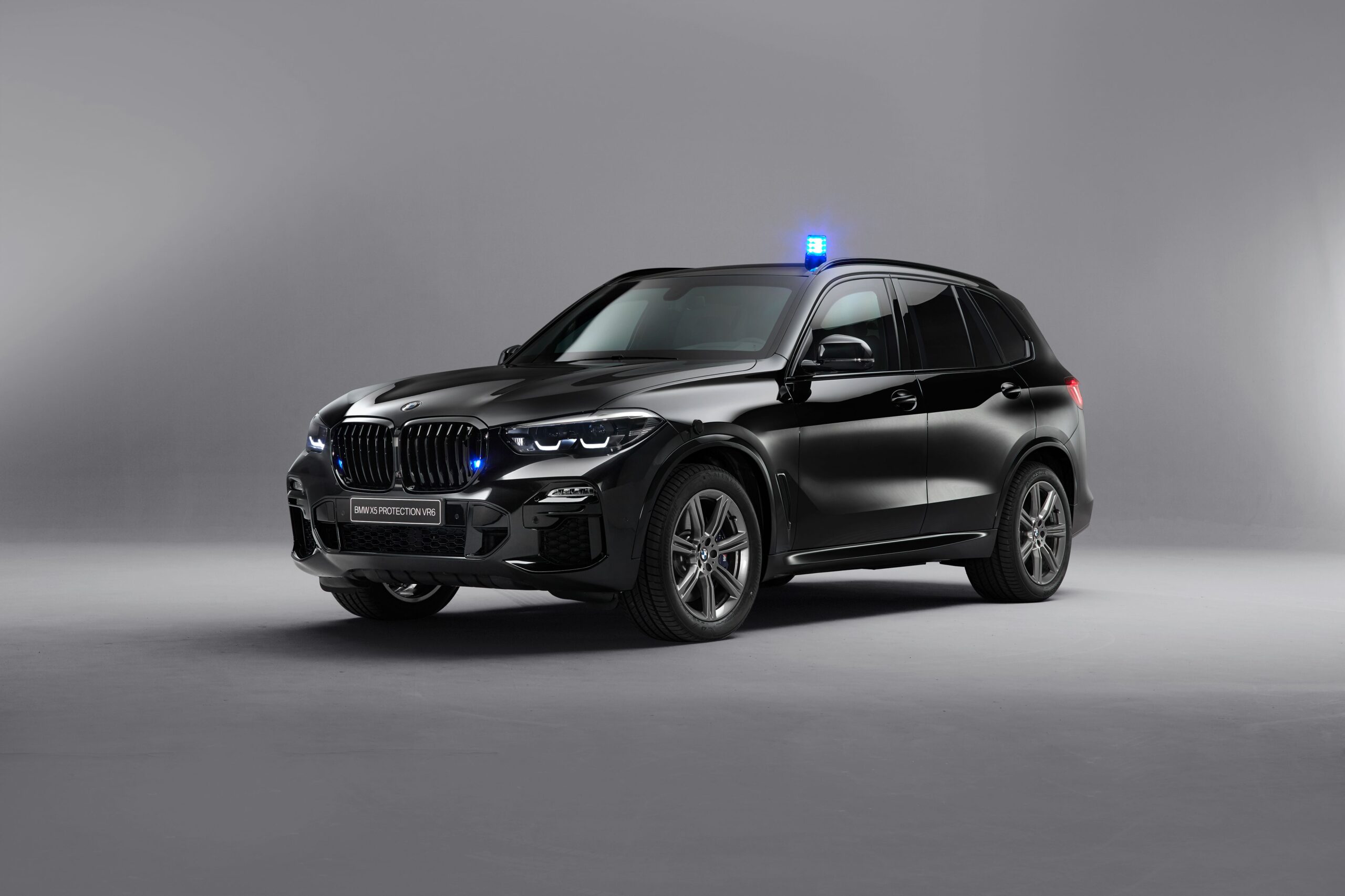 BMW siūlo specialias mokymo programas profesionaliems specialios apsaugos transporto priemonių vairuotojams