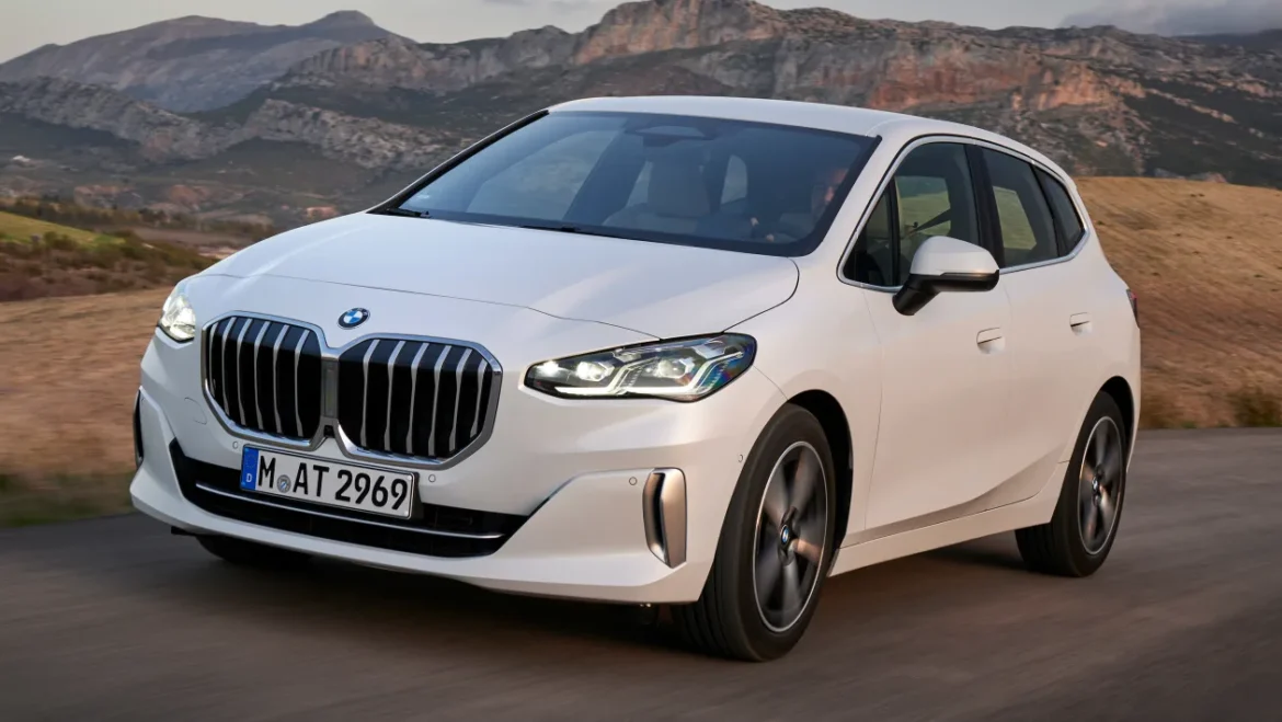 BMW 2 serijos Active Tourer (2022) apžvalga: nauji eMPVeror drabužiai