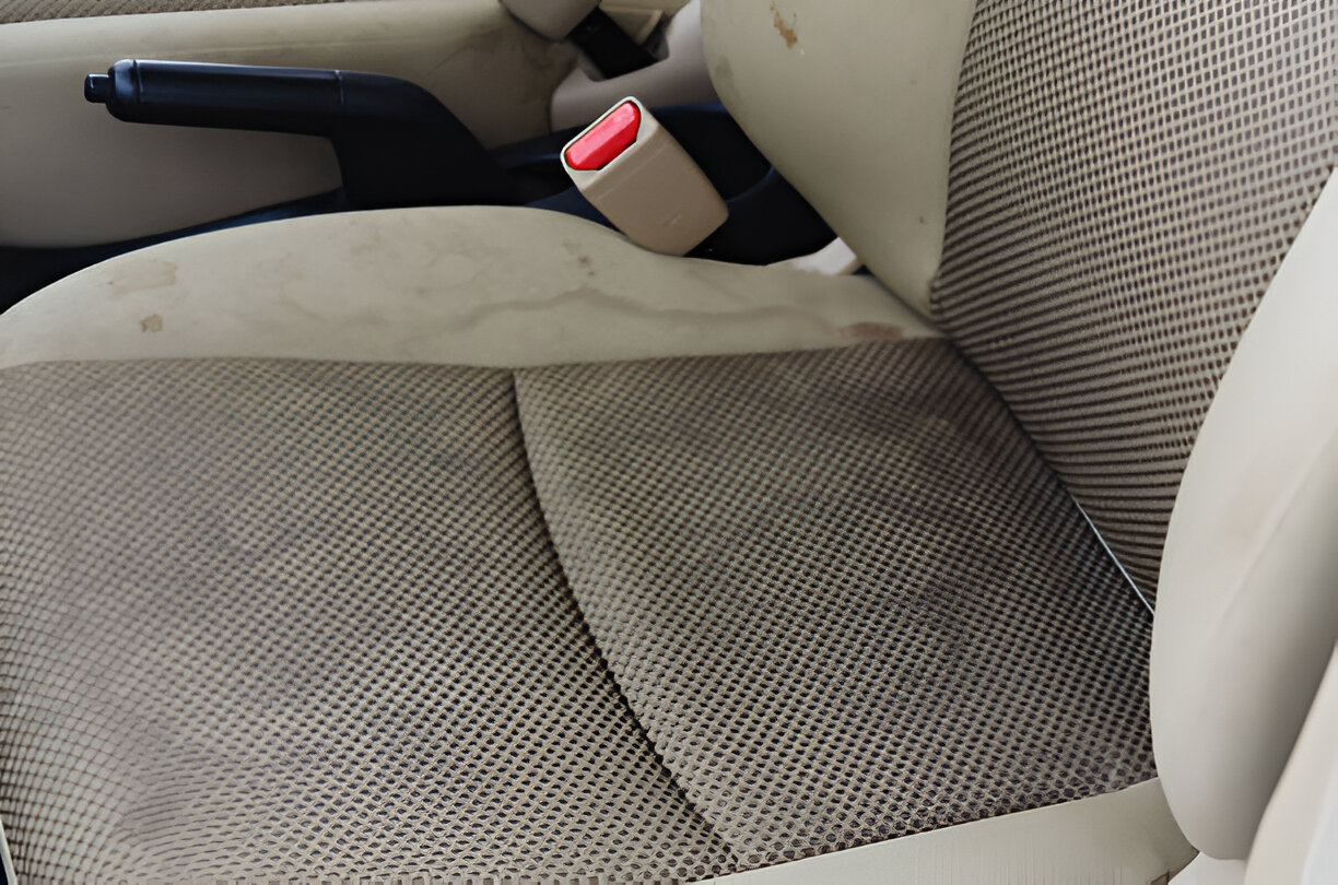 Kaip efektyviai pašalinti dėmes iš automobilio sėdynių