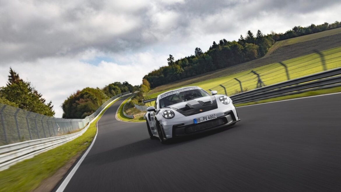 2025-ųjų „Porsche 911 GT3“ su mechanine pavarų dėže pagerino „Nürburgring“ rekordą