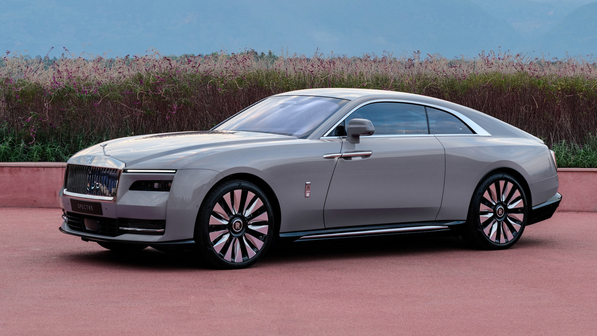 Rolls-Royce Spectre pirmasis elektrinis modelis per 123 metus