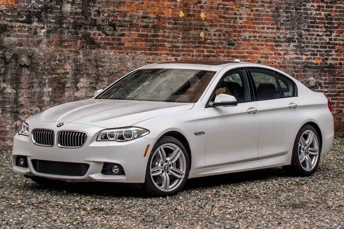 BMW 5 serijos sedano (2010–2017) apžvalga