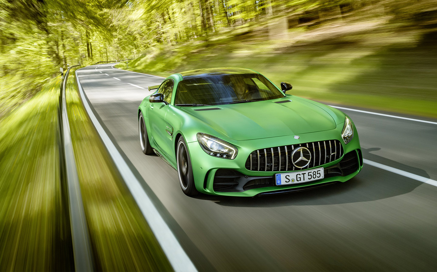2017 m. „Mercedes-AMG GT R“ išnarpliotas: variklis, važiuoklė ir daugiau!