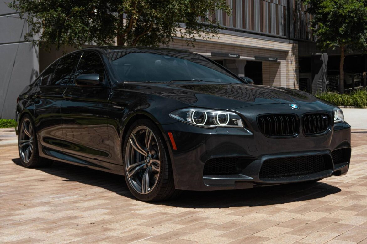 BMW M5 (2014): naujausi sprendimai greičiui ir komfortui