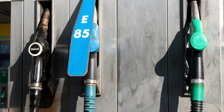 Taip, Chevy 350 veikia su E85 kuru, bet nepulkite iškart pilti į baką
