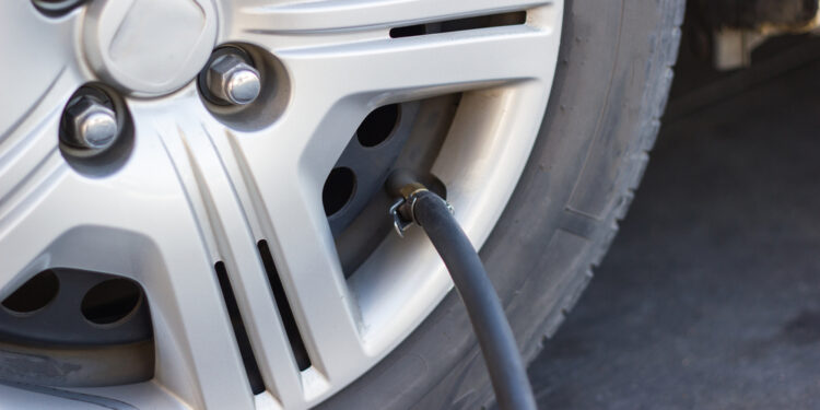 Ar žema padangų slėgis gali pakenkti pavarų dėžei?