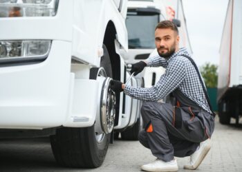 Taip, kai kurie vilkikų vairuotojai vis dar patikrina padangas jas stuksendami – štai kodėl