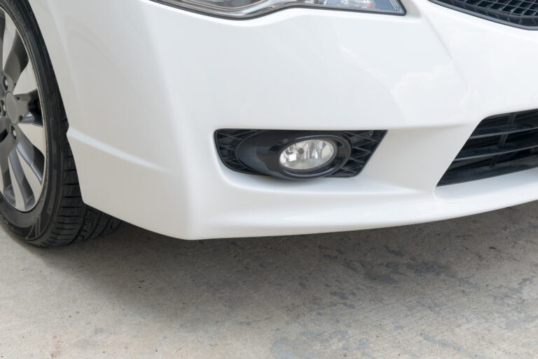 Kodėl automobilių gamintojai atsisako atskirų rūko žibintų?