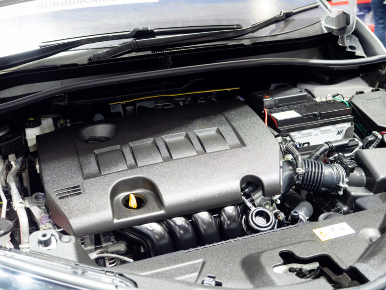 Štai ką reiškia tie spalvoti žymėjimai po naujo automobilio kapotu