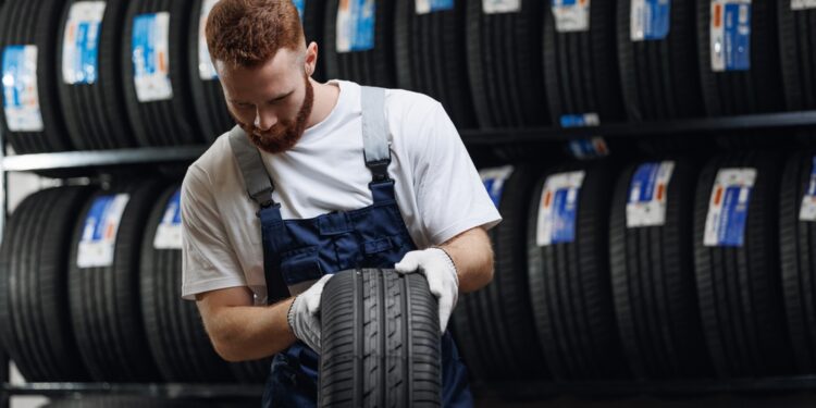 Simetrinių, asimetrinių ir kryptinių padangų protektorių skirtumai