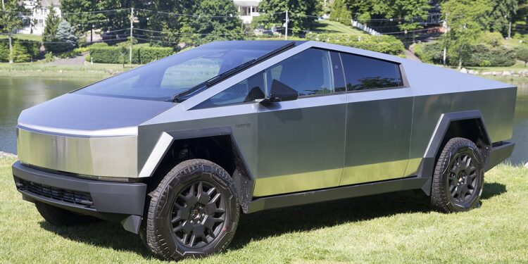 Tesla Cybertruck pakaba sprogo savininko kieme, teigia forumo vartotojas
