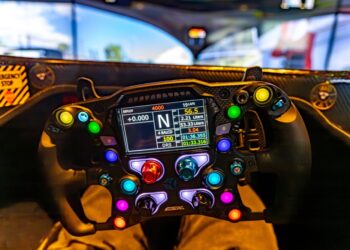 Ką veikia visi tie mygtukai ant F1 vairo?