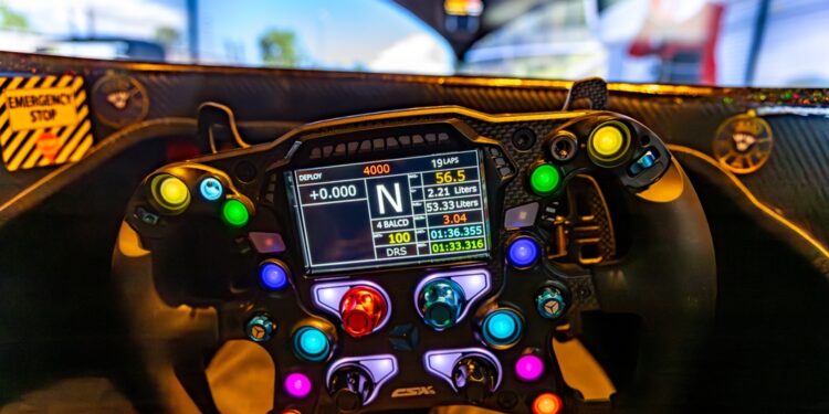 Ką veikia visi tie mygtukai ant F1 vairo?