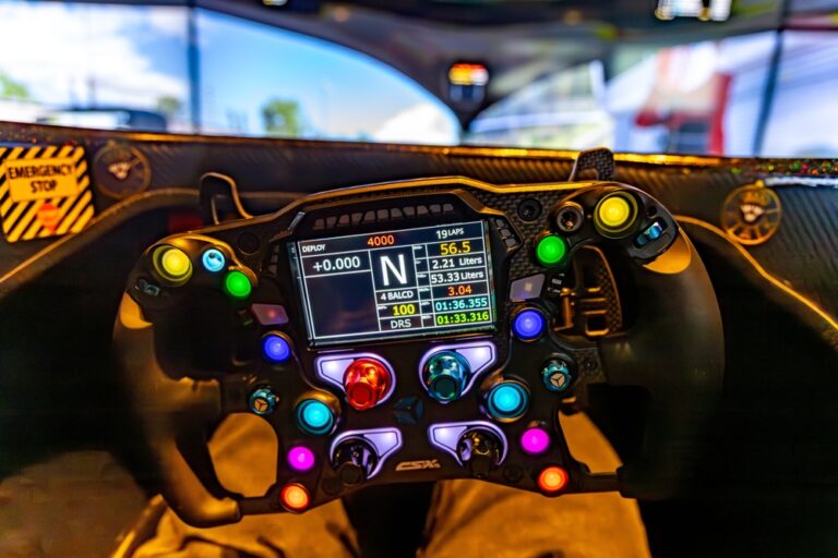 Ką veikia visi tie mygtukai ant F1 vairo?