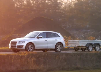 Kodėl dyzeliniai automobiliai geriau tinka vilkimui ir krovinių gabenimui nei benzininiai?