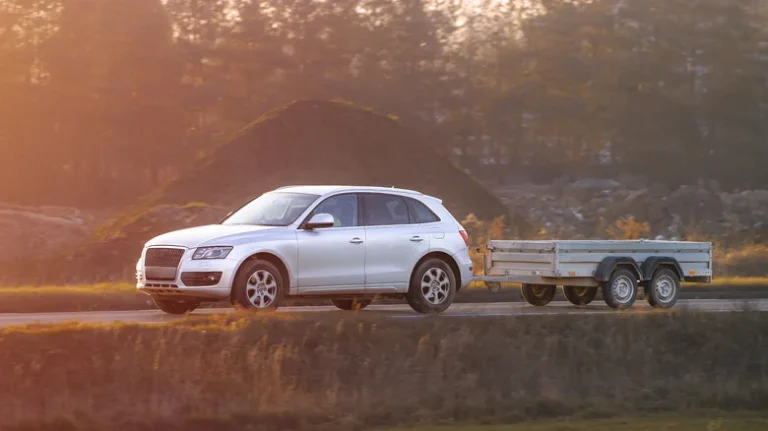 Kodėl dyzeliniai automobiliai geriau tinka vilkimui ir krovinių gabenimui nei benzininiai?