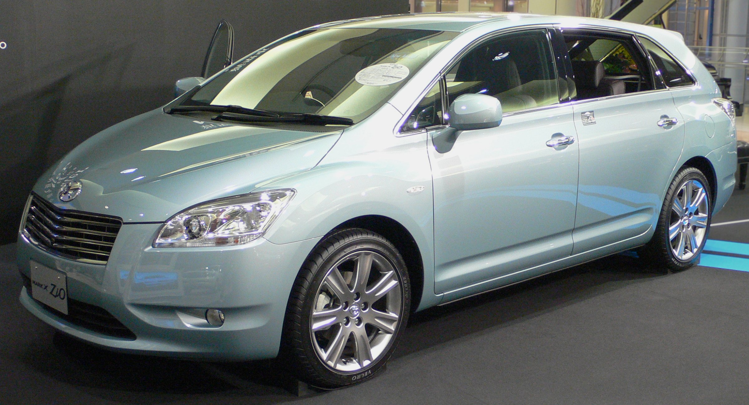 Toyota Mark X Zio (2007–2013) nuotrauka
