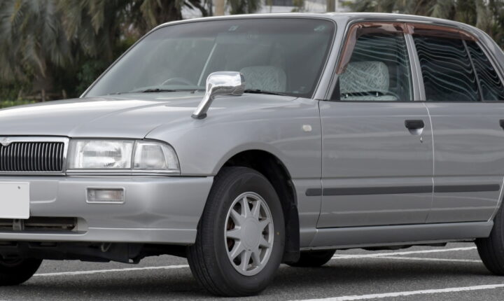 Nissan Crew (K30) (1994–1998) nuotrauka