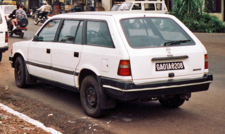 Tata universalas (1992–2000) nuotrauka