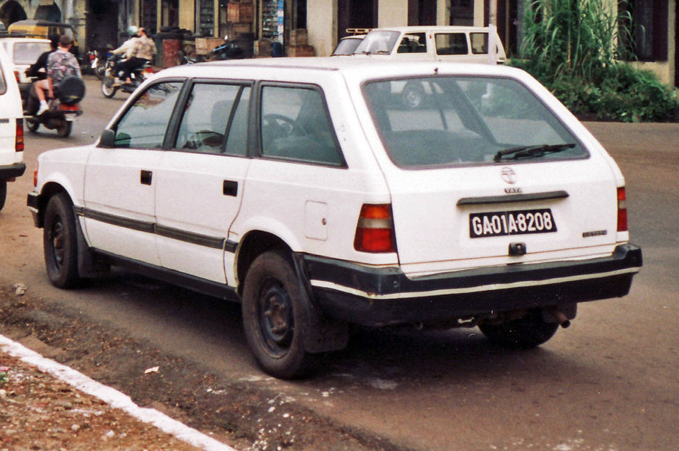 Tata universalas (1992–2000) nuotrauka