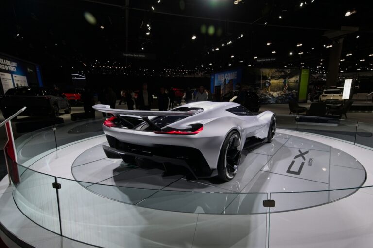 Chevrolet pristato dar du Corvette koncepcinius automobilius, kuriuos bus galima vairuoti Gran Turismo žaidime