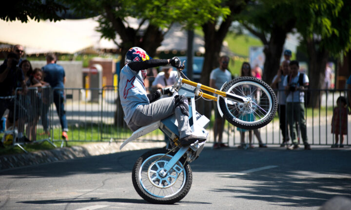 Šis elektrinis pit bike leidžia bet kam atlikti ratą ant vieno rato