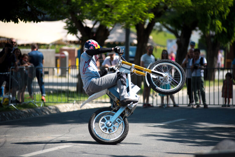 Šis elektrinis pit bike leidžia bet kam atlikti ratą ant vieno rato