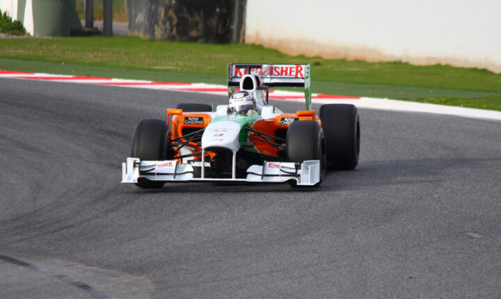 Kodėl F1 automobiliai bandymams nupurškiami žaliais dažais