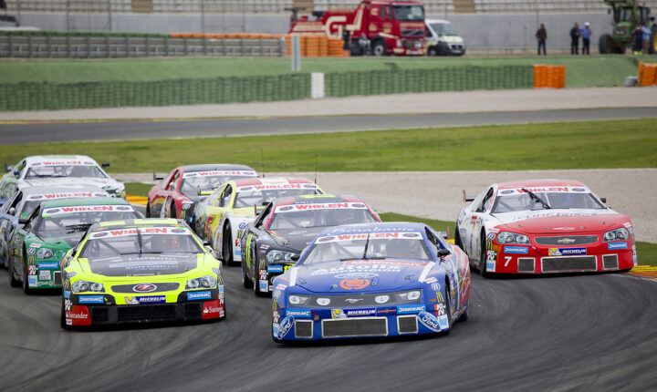 NASCAR niekada nebus laikomas rimtu sportu, kol jo žvaigždės vairuotojai ir toliau gėdingai klups kelių trasose