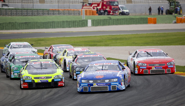 NASCAR niekada nebus laikomas rimtu sportu, kol jo žvaigždės vairuotojai ir toliau gėdingai klups kelių trasose