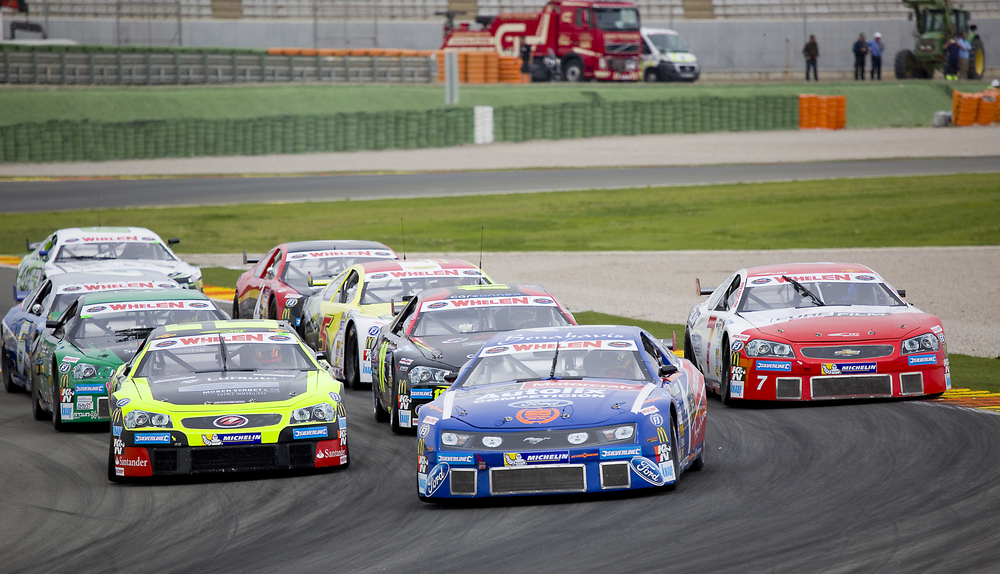 NASCAR niekada nebus laikomas rimtu sportu, kol jo žvaigždės vairuotojai ir toliau gėdingai klups kelių trasose