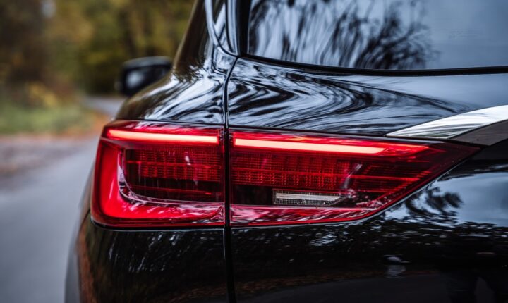 Ką gali reikšti, jei stabdžių žibintai lieka įjungti, kai automobilis išjungtas