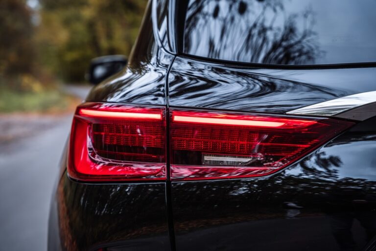 Ką gali reikšti, jei stabdžių žibintai lieka įjungti, kai automobilis išjungtas