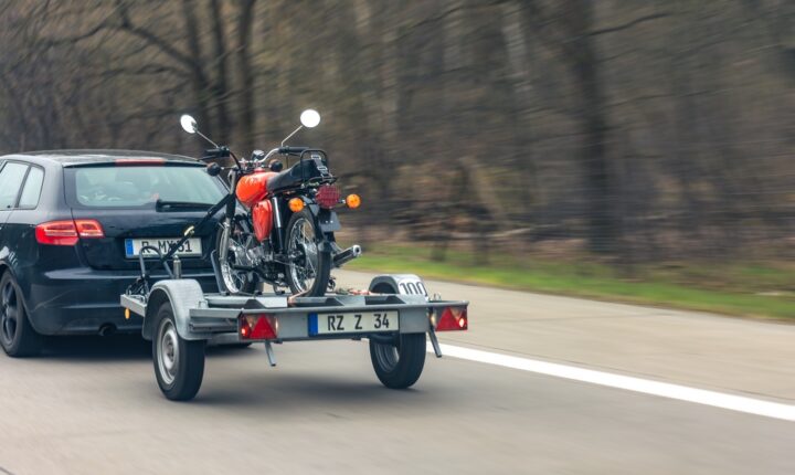 Kaip teisingai gabenti motociklą su savo kemperiu