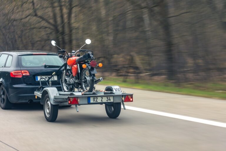 Kaip teisingai gabenti motociklą su savo kemperiu