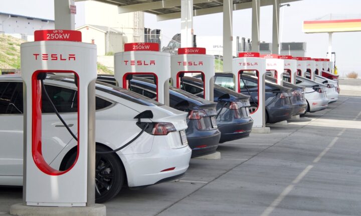 Pasibaigiantys elektromobilių mokesčių kreditai laikinai padidino „Tesla“ pardavimus
