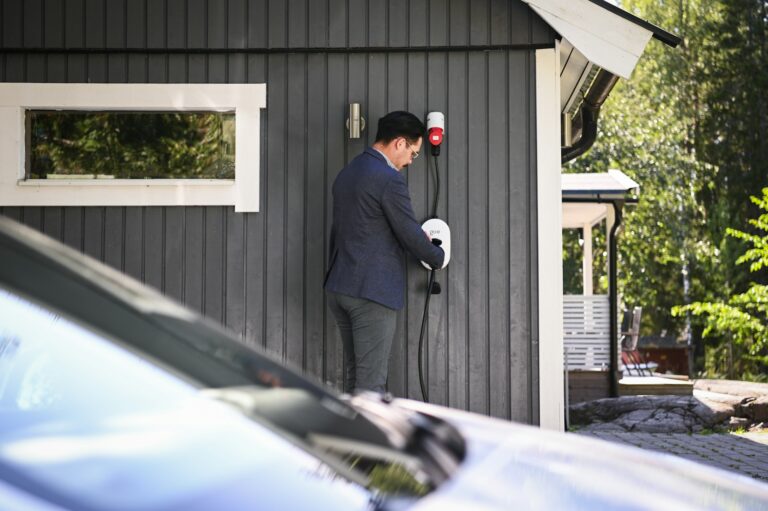 20 minučių prie įkrovimo stotelės: kaip elektromobilis keičia kelionės ritmą?
