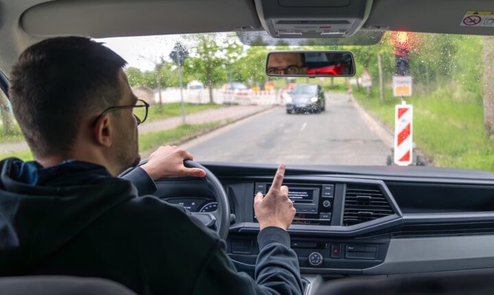 Kodėl automobilio langai rasoja iš vidaus ir kaip greitai atkurti matomumą