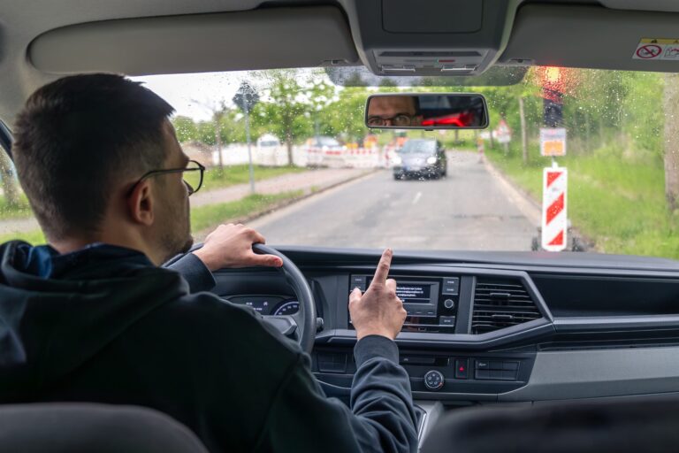 Kodėl automobilio langai rasoja iš vidaus ir kaip greitai atkurti matomumą