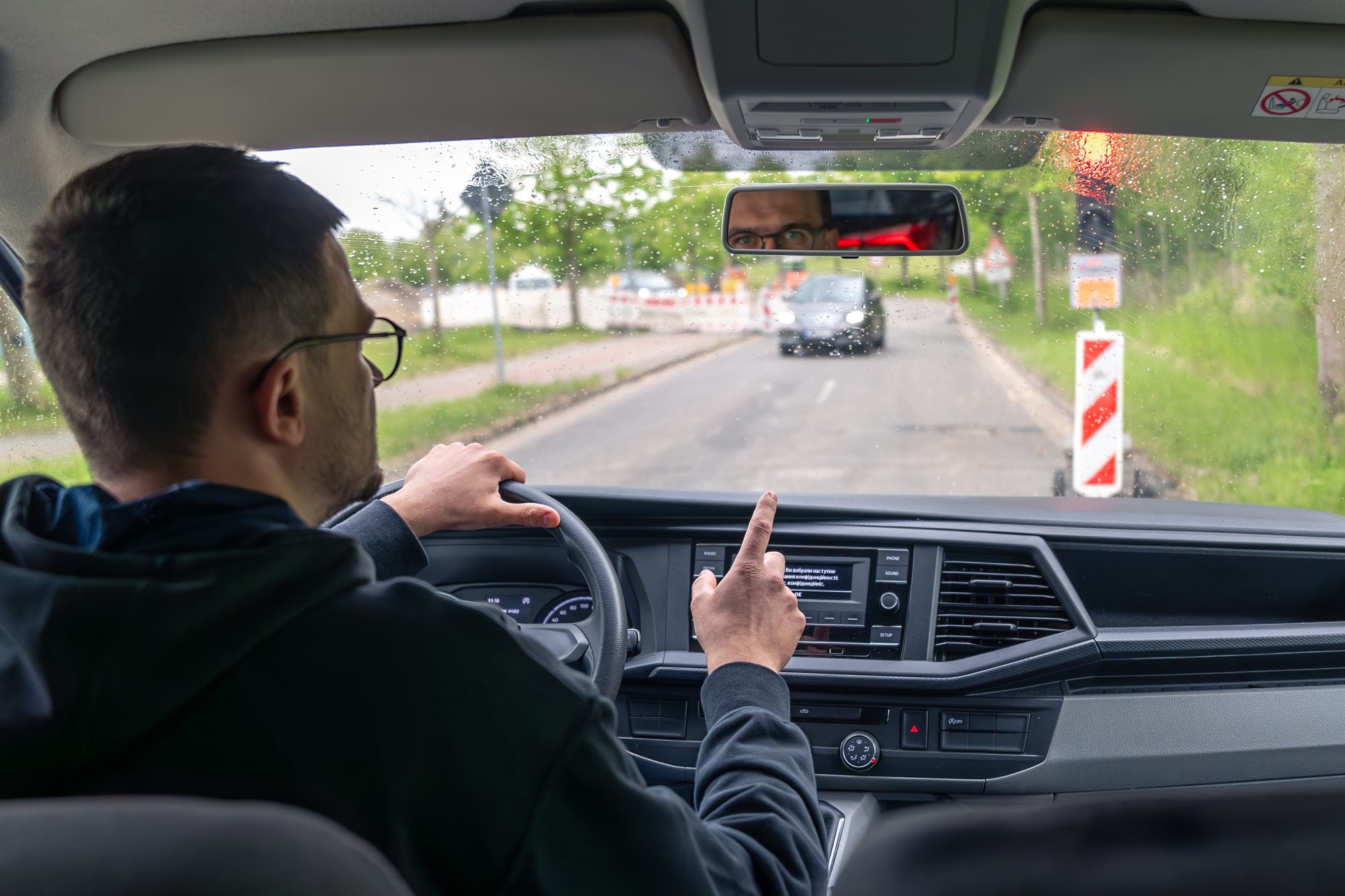Kodėl automobilio langai rasoja iš vidaus ir kaip greitai atkurti matomumą