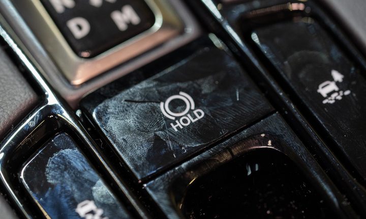 Kaip veikia Auto Hold ir kada automobilis iš tiesų laikomas