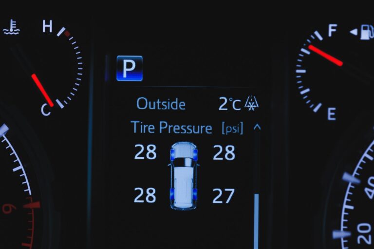 TPMS perspėjimas ragina patikrinti slėgį, o ne tik išjungti lemputę